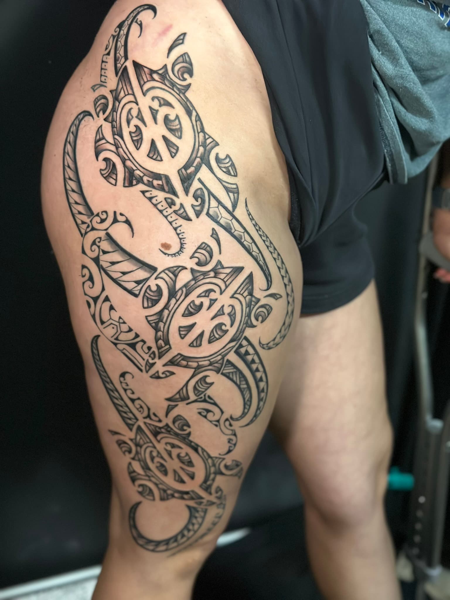 Custom Polynesian tribal turtles flowing on the thigh by Isaac Mackenzie, Oahu